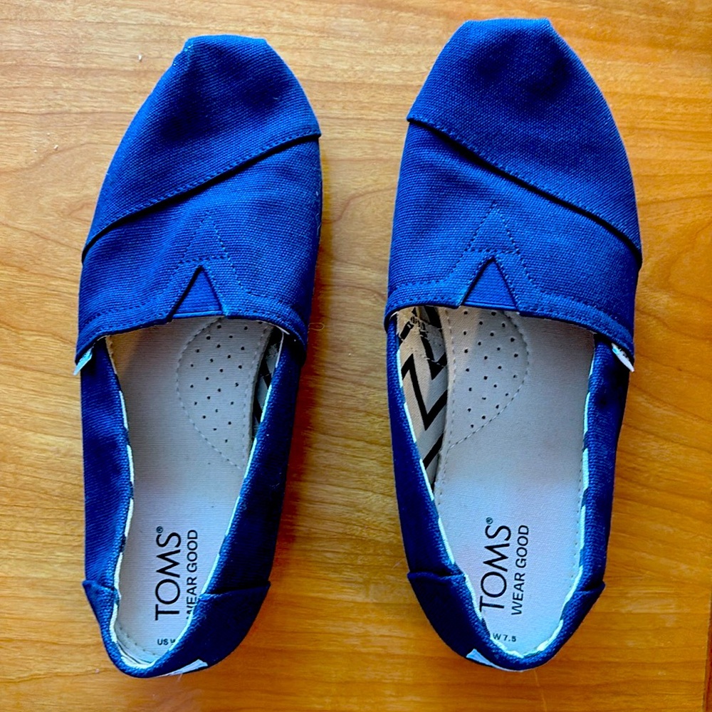 Tom’s, women’s size 7.5, gently used, dark blue canvas